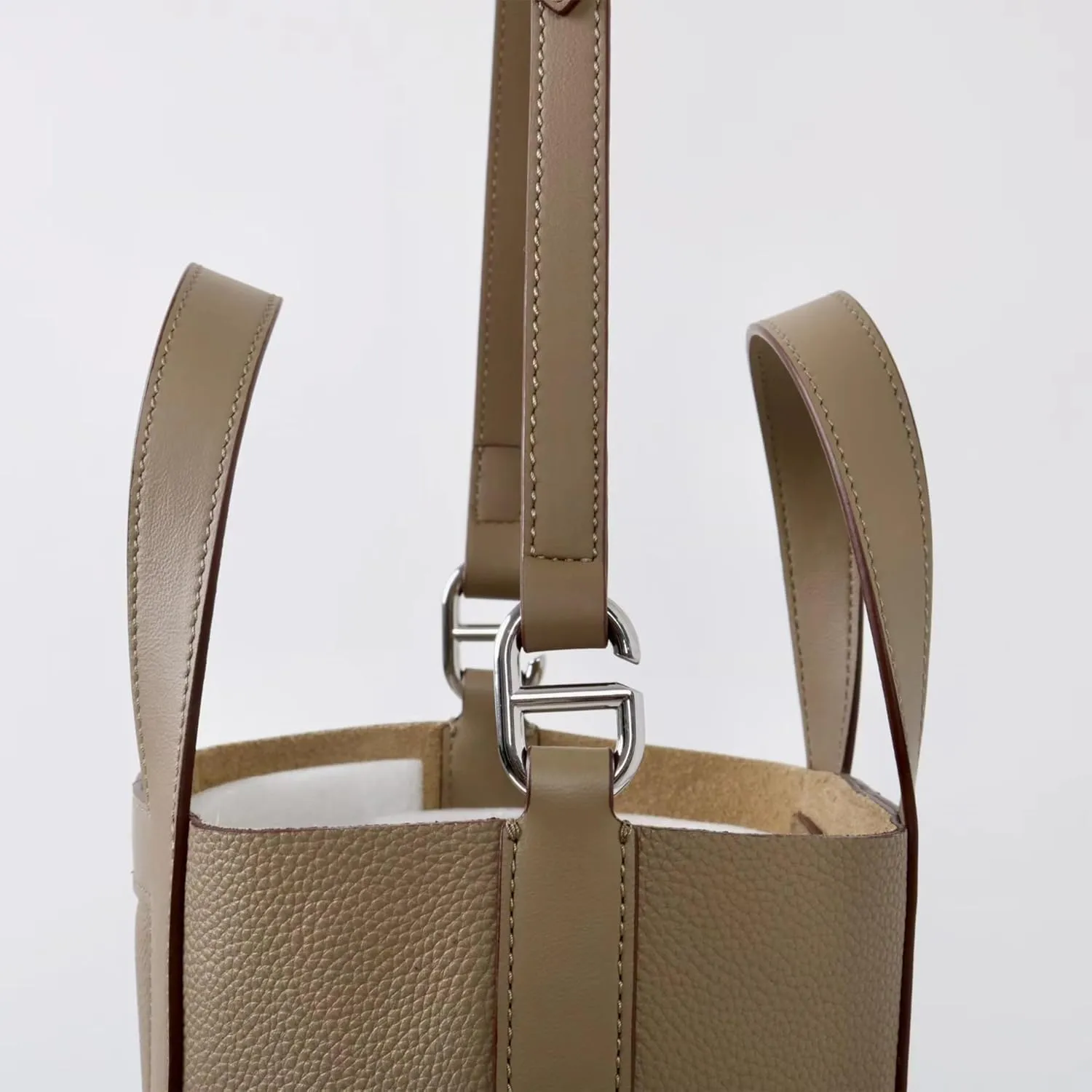 Commuter-Friendly & Signature Curved Accent Design Handmade Full-Grain Leather Large-Capacity Bag