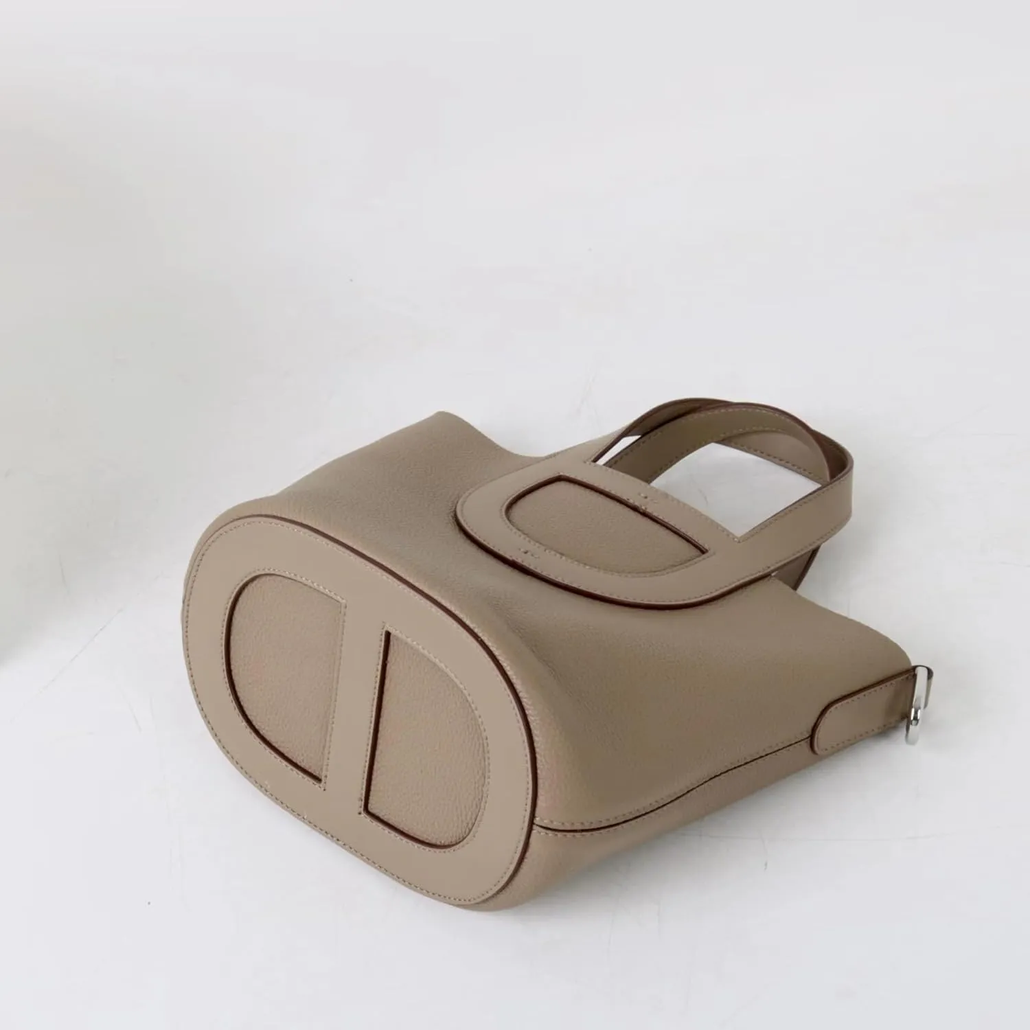 Commuter-Friendly & Signature Curved Accent Design Handmade Full-Grain Leather Large-Capacity Bag