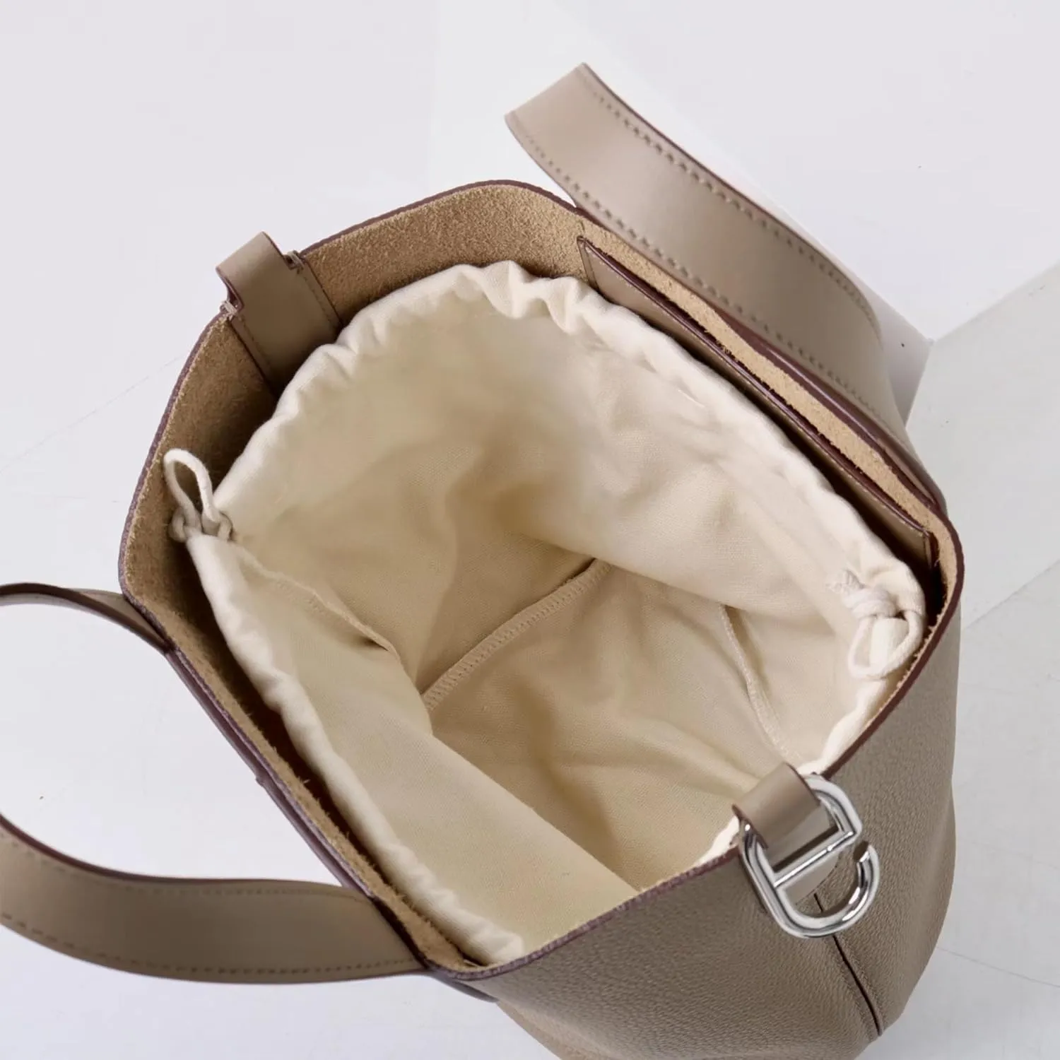 Commuter-Friendly & Signature Curved Accent Design Handmade Full-Grain Leather Large-Capacity Bag