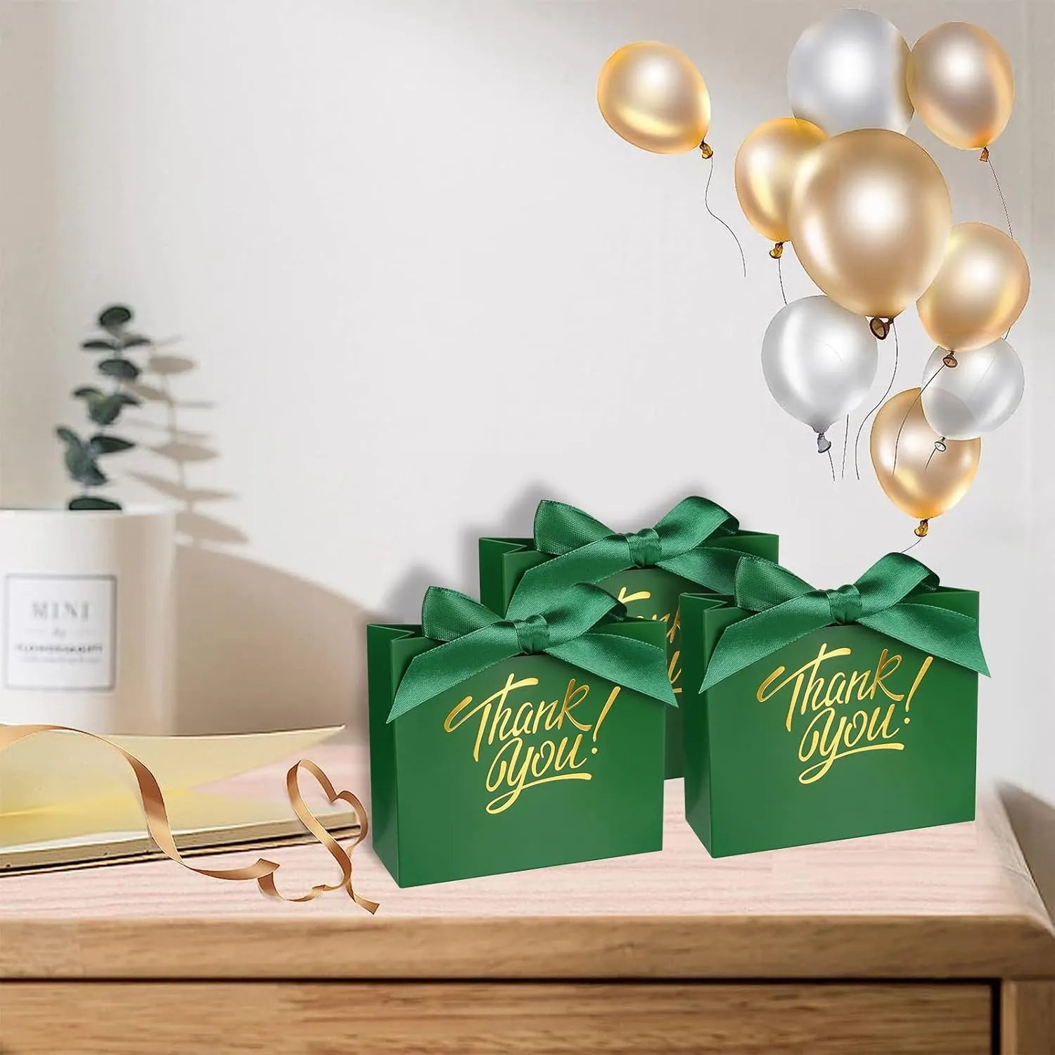 KPOSIYA Small Gift Bags, 100 Pack Small Thank You Bags 4.5x1.8x3.9 Inches Party Favor Bag Green Paper Candy Boxes with Bow Ribbon,Mini Gift Boxes for Wedding Baby Shower Birthday Bridal Business Party Supplies (Green)