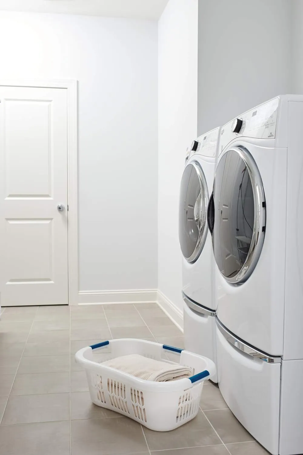 Rubbermaid Large Hip-Hugger Laundry Basket/Hamper, 1.5-Bushel, White, Stackable Storage Bin/Organizer for Bathroom/Bedroom/Dorm/Home
